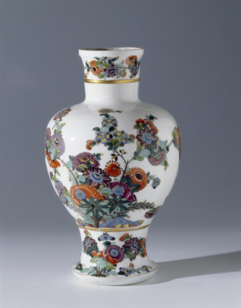 Ваза с цветочным орнаментом. Мейсенская фарфоровая мануфактура. Около 1735 г. Ваза с цветочным орнаментом. Мейсенская фарфоровая мануфактура. Около 1735 г.