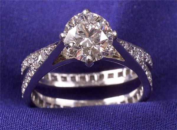 Дизайнер изменил форму традиционного обручального кольца