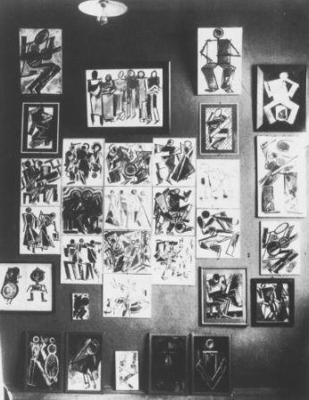 Фото 1920-го года. Картина «Фигура с гитарой» видна на стене в левом верхнем углу.