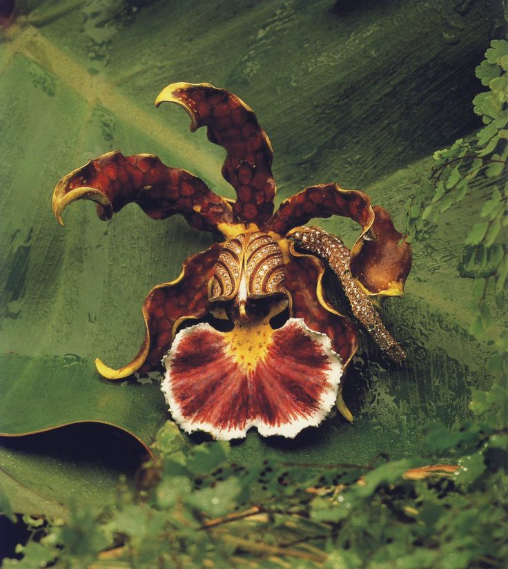 Одна из моделей для выставки 1889 г. золото, эмаль бриллианты