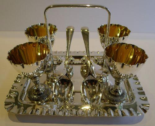 Посеребренный прибор для подачи яиц на четыре персоны