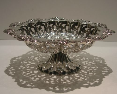 Ажурная фруктовница из стерлингового серебра со штампованным лиственным и цветочным орнаментом по ободу