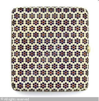 портсигар (1893 г.) с оценочной стоимостью 2000–2500 £, и футляр для восковых спичек (1890 г.) 800–1000 £