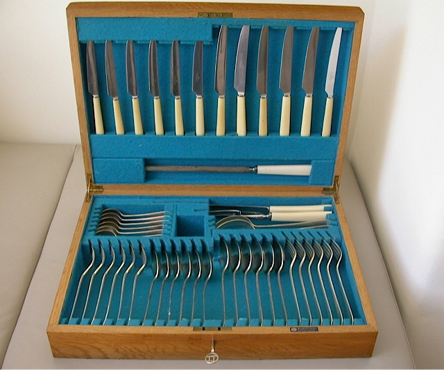 Дизайн Дэвида Меллора для Walker & Hall. Полный набор столовых посеребренных приборов серии Pride, 1953 г