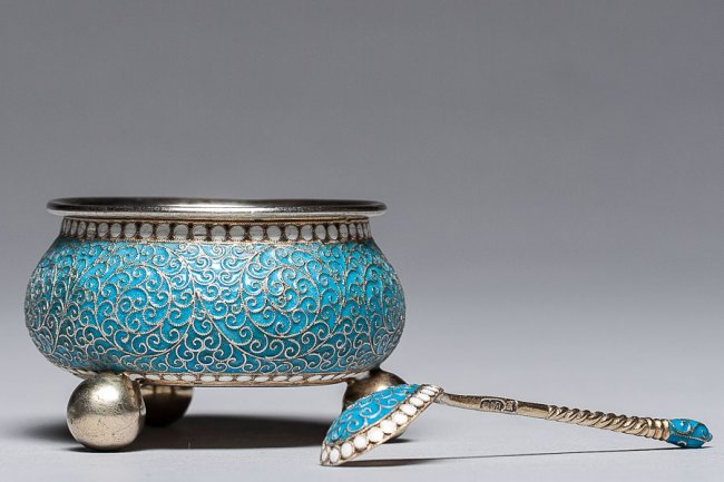 Солонка диаметром 55 мм, высотой 35 мм и ложечка длиной 75 мм, 1892 г.