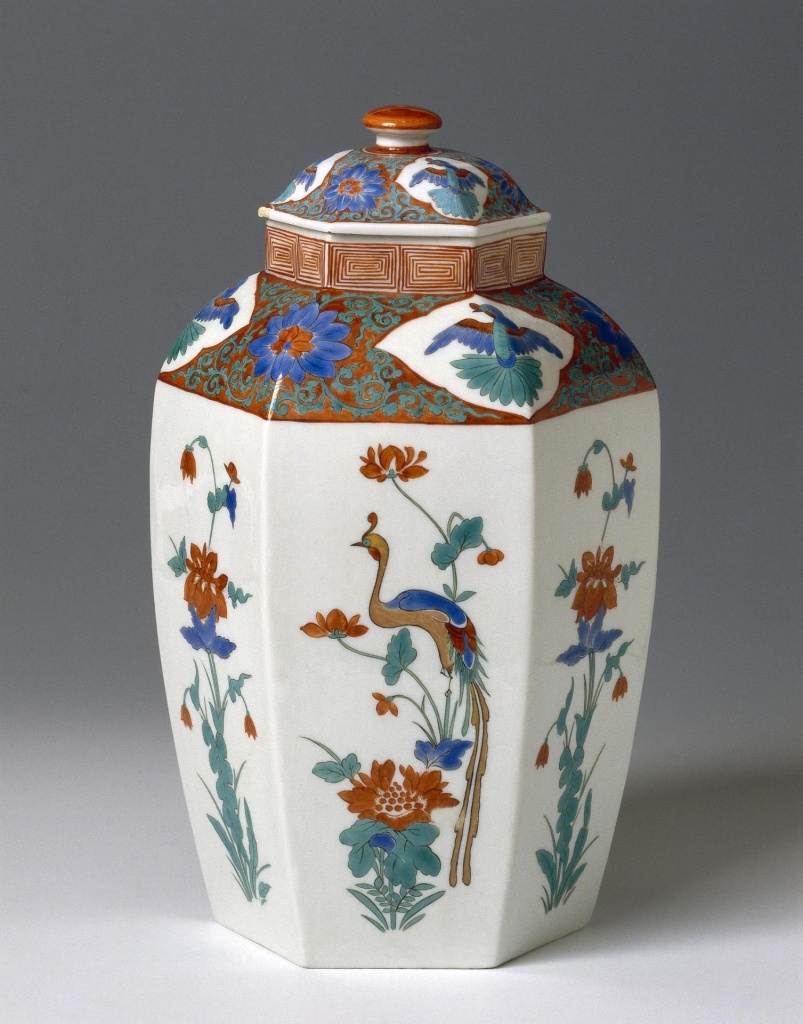 Ваза с крышкой. Мейсенская фарфоровая мануфактура эпохи Херольда. Около 1730 г. Ваза с крышкой. Мейсенская фарфоровая мануфактура эпохи Херольда. Около 1730 г.