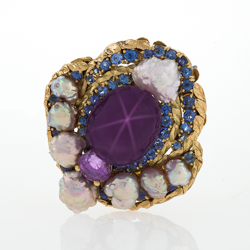 . Золотая брошь с фиолетовыми, синими сапфирами и жемчугом. 1900 г. 