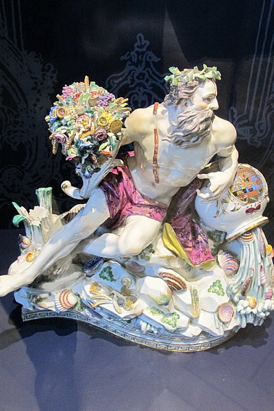 Статуэтка из композиции «Большой русский заказ». Мейсен. XVIII в. Статуэтка из композиции «Большой русский заказ». Мейсен. XVIII в.