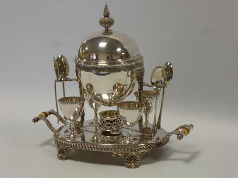 оригинальный сервиз для подачи яиц из посеребренного металла с центральным сосудом в форме яйца и горелкой под ним