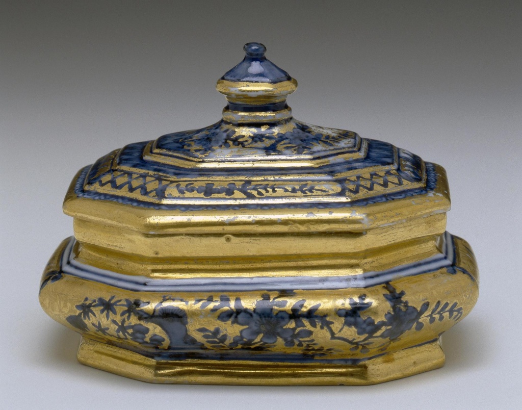 Сахарница с крышкой. Мейсенская фарфоровая мануфактура эпохи Херольда. Около 1710-1735 гг. Сахарница с крышкой. Мейсенская фарфоровая мануфактура эпохи Херольда. Около 1710-1735 гг.