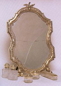 Туалетный прибор, состоящий из двух флаконов, двух емкостей для пудры, шкатулки для гребня и зеркала в раме. 1870 г., Серебро, позолота, хрусталь, зеркало