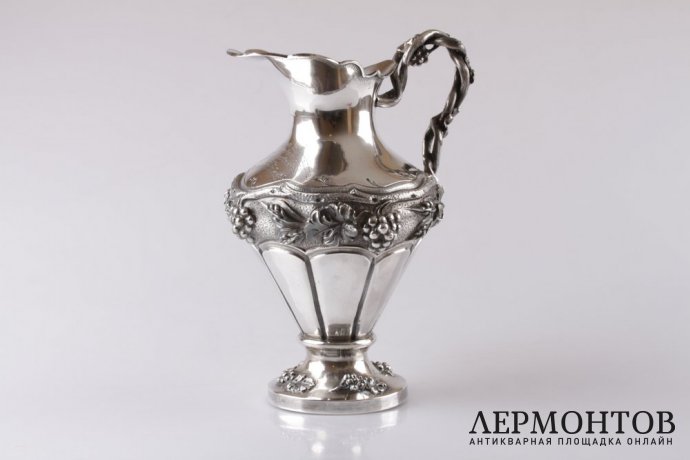Кувшин с флоральным узором. Серебро 916-й пробы. Португалия. Конец XIX — начало XX вв.