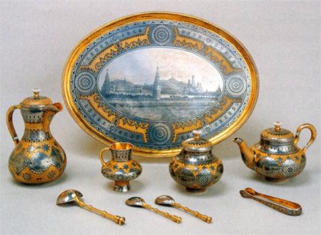 Дорожный сервиз 1873 г. Серебро, золочение, перламутр, чернь, канфарение, оброн