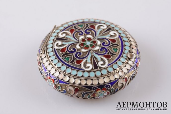 Пудреница с зеркальцем. Серебро 916-й пробы, полихромная эмаль. СССР. 1930-е гг.