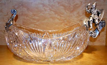 Ваза в форме ладьи. Начало 1880 годов. Хрусталь, серебро. Эскиз и серебряные части сделаны предприятием А. М. Постникова