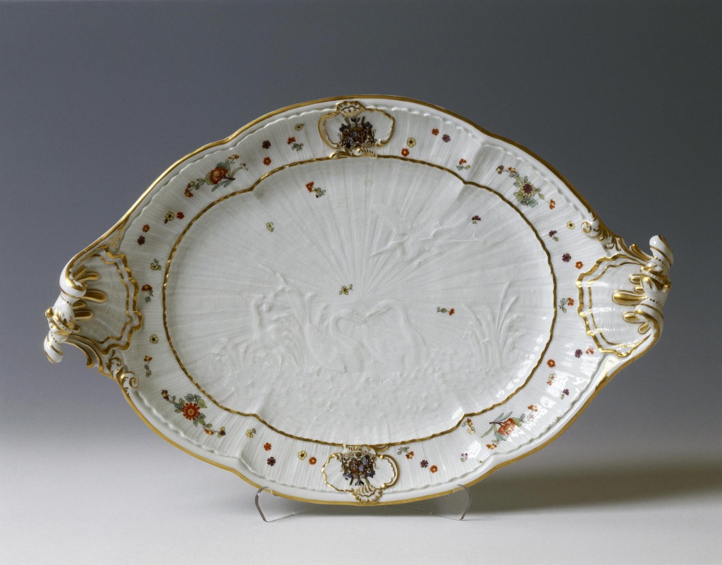 Блюдо-поддон из Лебединого сервиза. Мейсен. Около 1736-1742 гг. Блюдо-поддон из Лебединого сервиза. Мейсен. Около 1736-1742 гг.