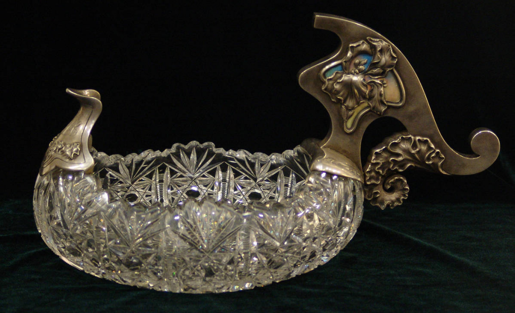 Ваза в форме ладьи 1908–1910 гг. серебро, золочение, хрусталь, чеканка, гранение, резьба, полихромная холодная эмаль