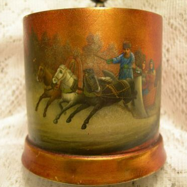 Серебряный с золочением и чернением, покрытый тонким слоем красной эмали подстаканник. 1890 г. 