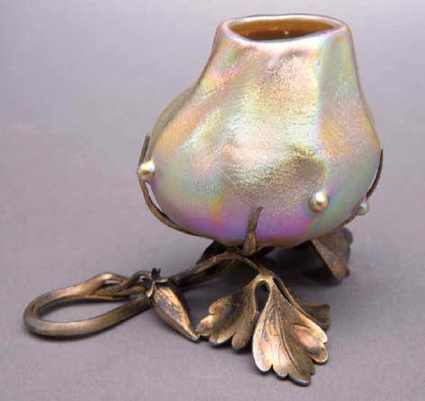 Сосуд всего 8 см высотой из Favrile glass 