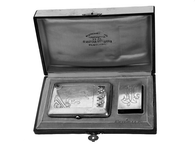 Портсигар и спичечница в фирменном футляре. Серебро, гравировка