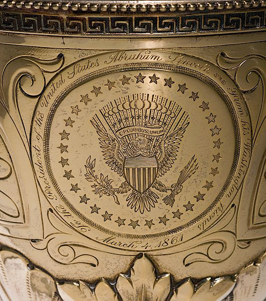 Гравированная большая президентская печать и дарственная надпись на корпусе кувшина