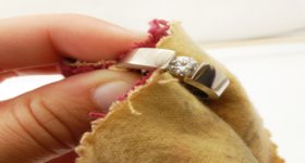 Как правильно чистить золотые украшения с камнями в домашних условиях