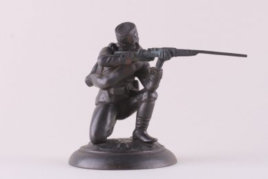 Статуэтка. Солдат прицеливается с колена. Чугун. Каслинский завод. Россия, 1898 г.