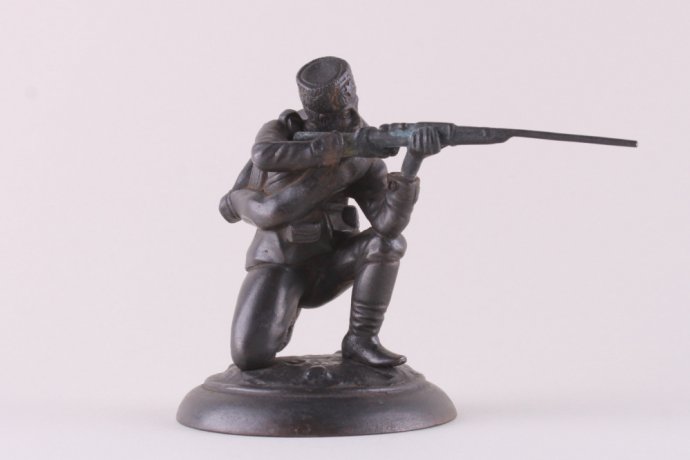 Статуэтка. Солдат прицеливается с колена. Чугун. Каслинский завод. Россия, 1898 г.