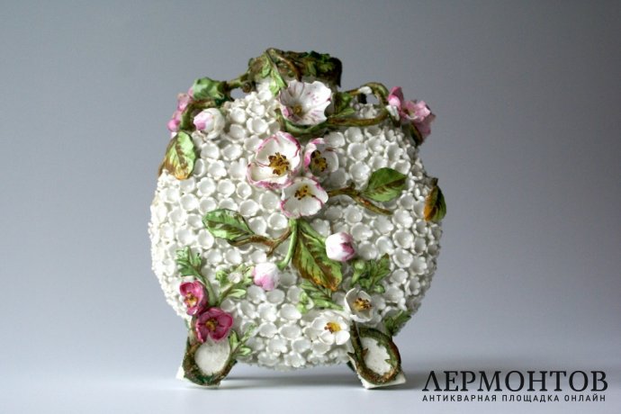 Ваза с лепными цветами в технике Schneeballen бульденеж