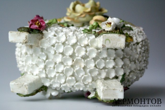 Ваза с лепными цветами в технике Schneeballen бульденеж