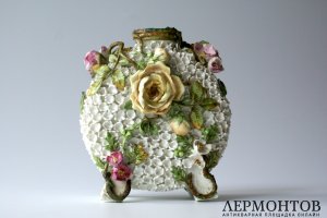 Ваза с лепными цветами в технике Schneeballen бульденеж