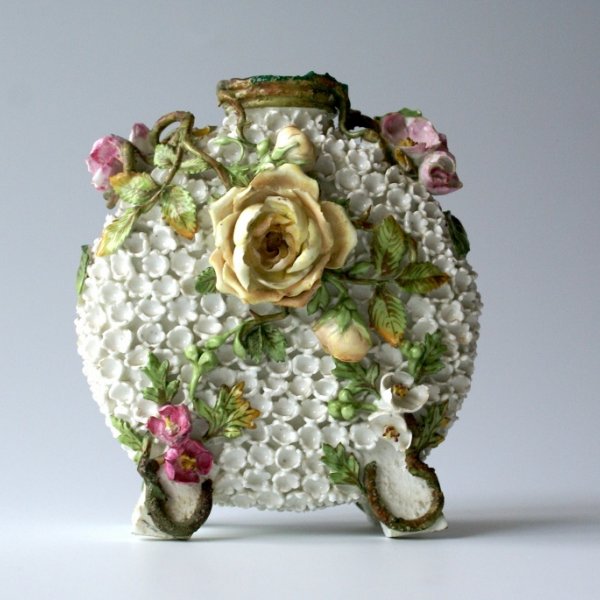 Ваза с лепными цветами в технике Schneeballen бульденеж