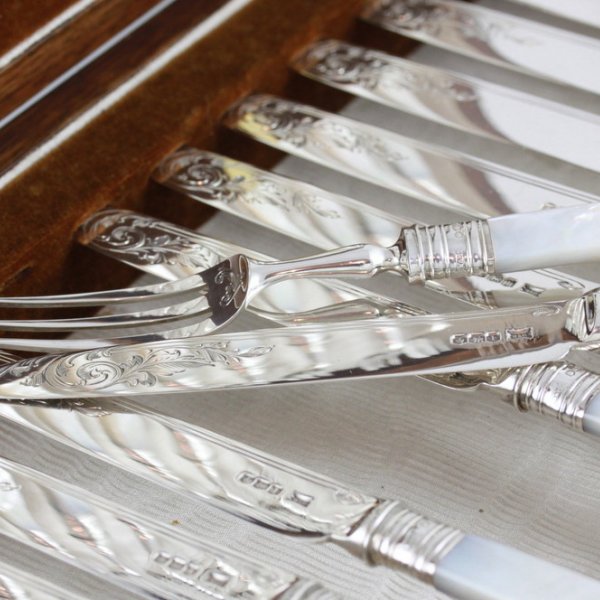 Десертный набор на 12 персон Walker and Hall Ltd. Серебро 925. Англия