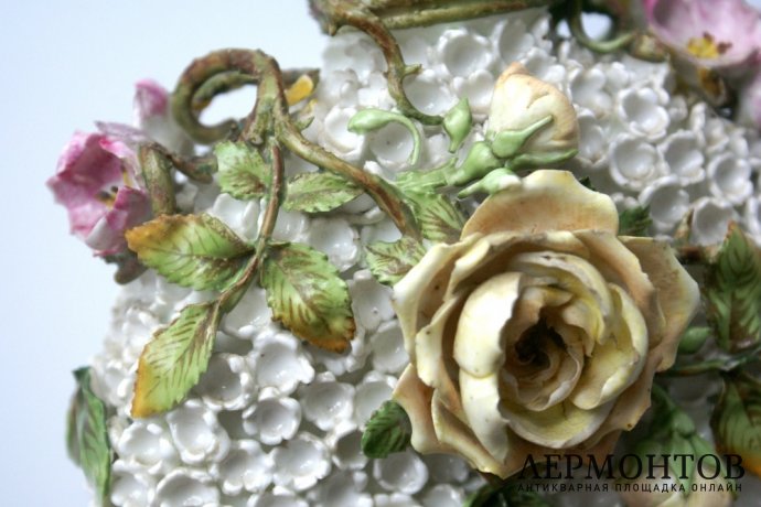 Ваза с лепными цветами в технике Schneeballen бульденеж