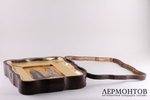 Икона Преподобной Елизаветы  Чудотворицы и Великомученицы Варвары в киоте.