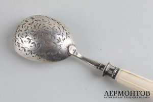 Ложка для закусок. Серебро 950 пробы, кость. Франция, XIX век.