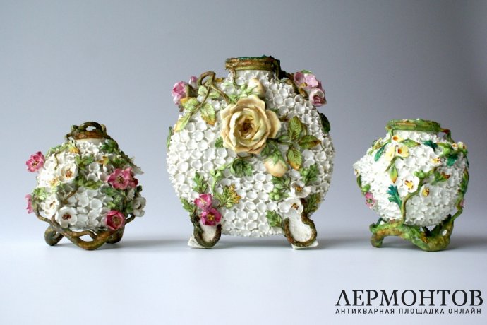 Ваза с лепными цветами в технике Schneeballen бульденеж