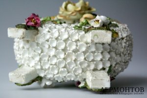 Ваза с лепными цветами в технике Schneeballen бульденеж