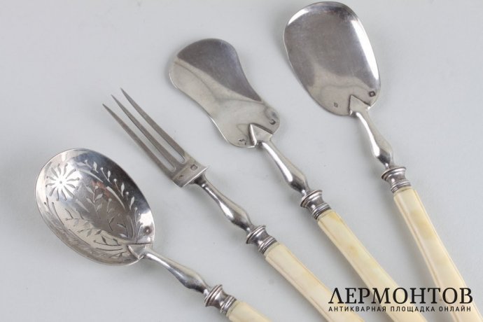 Набор для закусок. Серебро 950 пробы, кость. Франция, XIX век.