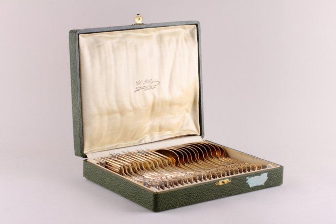 Десертный столовый набор на 12 персон. Серебро 950 пробы, золочение. Франция, XIX в.