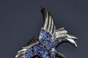 Брошь с сапфирами, бриллиантами. Золото 585 пробы.