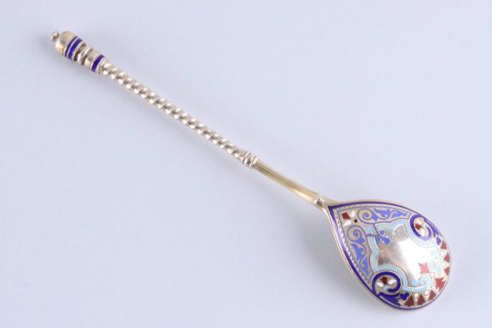 Ложка. Иван Хлебников. Выемчатая эмаль. Серебро 84 пробы. Россия, Москва, 1887 год.