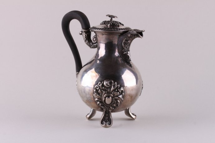 Кофейник в стиле барокко. Серебро 950 пробы. Франция, вторая половина XIX в.