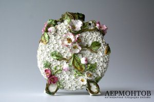 Ваза с лепными цветами в технике Schneeballen бульденеж