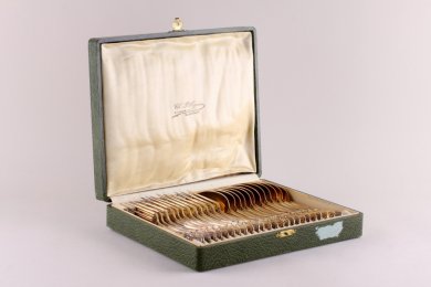 Десертный столовый набор на 12 персон. Серебро 950 пробы, золочение. Франция, XIX в.