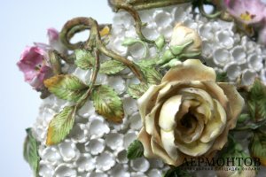 Ваза с лепными цветами в технике Schneeballen бульденеж